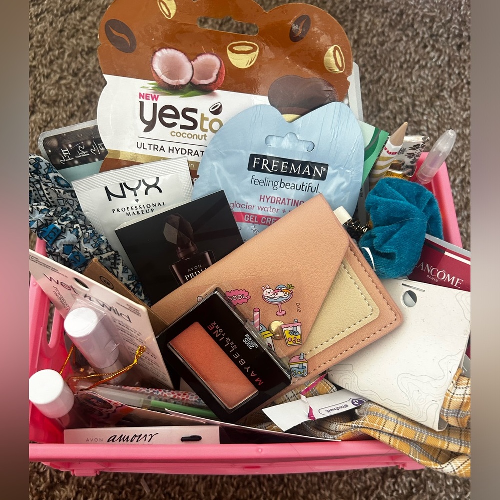 💸 FREE 💸 big Beauty and fashion scoop w/ $20 order NYX, Burt’s Bee, Earthbound